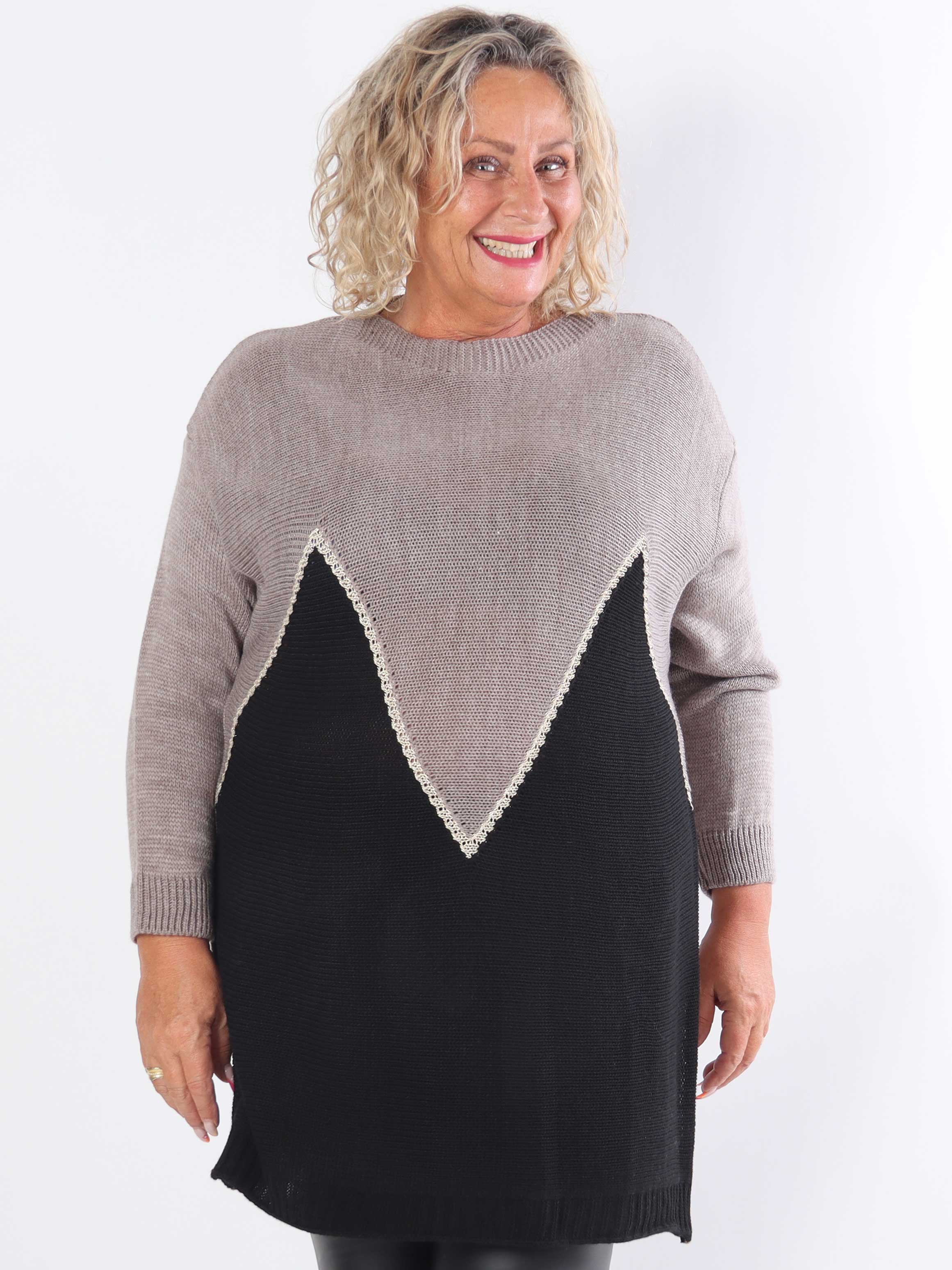 Amara - Tofarvet plus size strikkjole med gulddetaljer